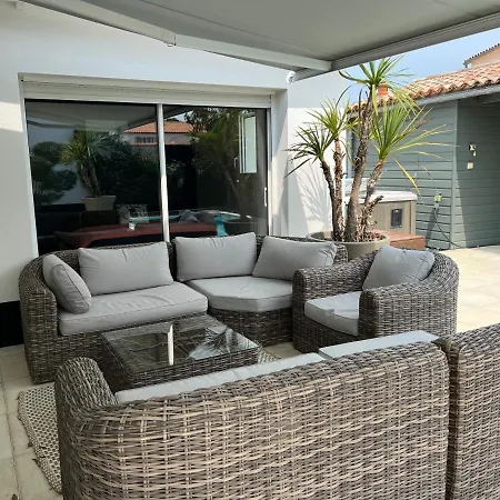 Mandalis Belle Et Grande Maison Avec Piscine Chauffee Et Hébergement de vacances La Flotte